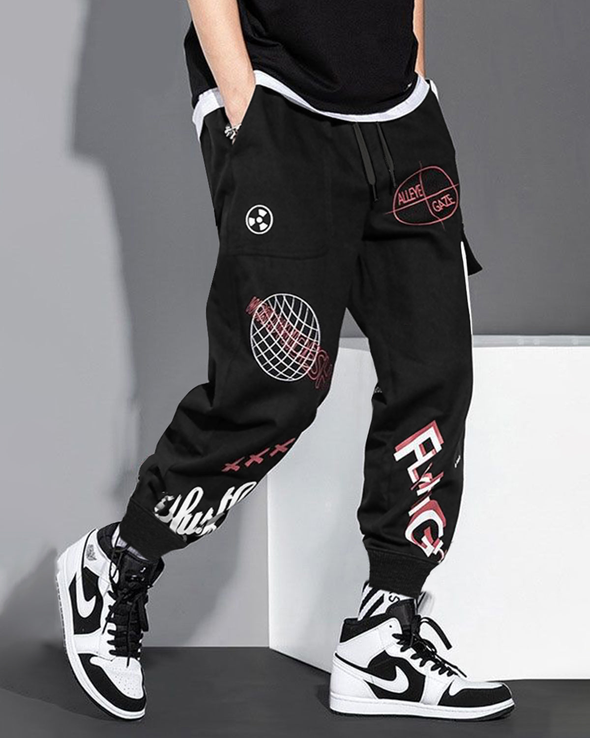 Model wearing multiple words printed cargo pant with sneakers