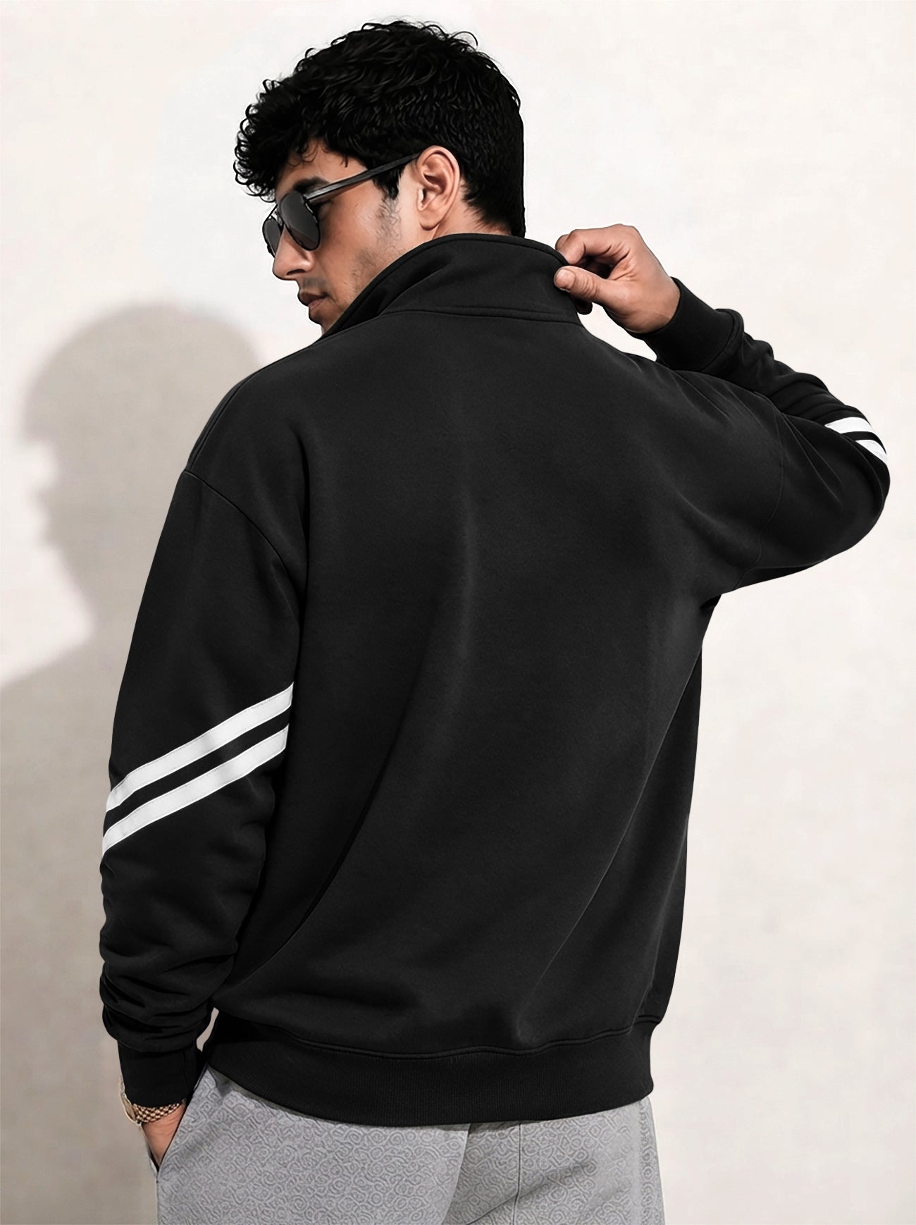Mens Contrast Stripe Full Sleeve Pullover Sweatshirt Black