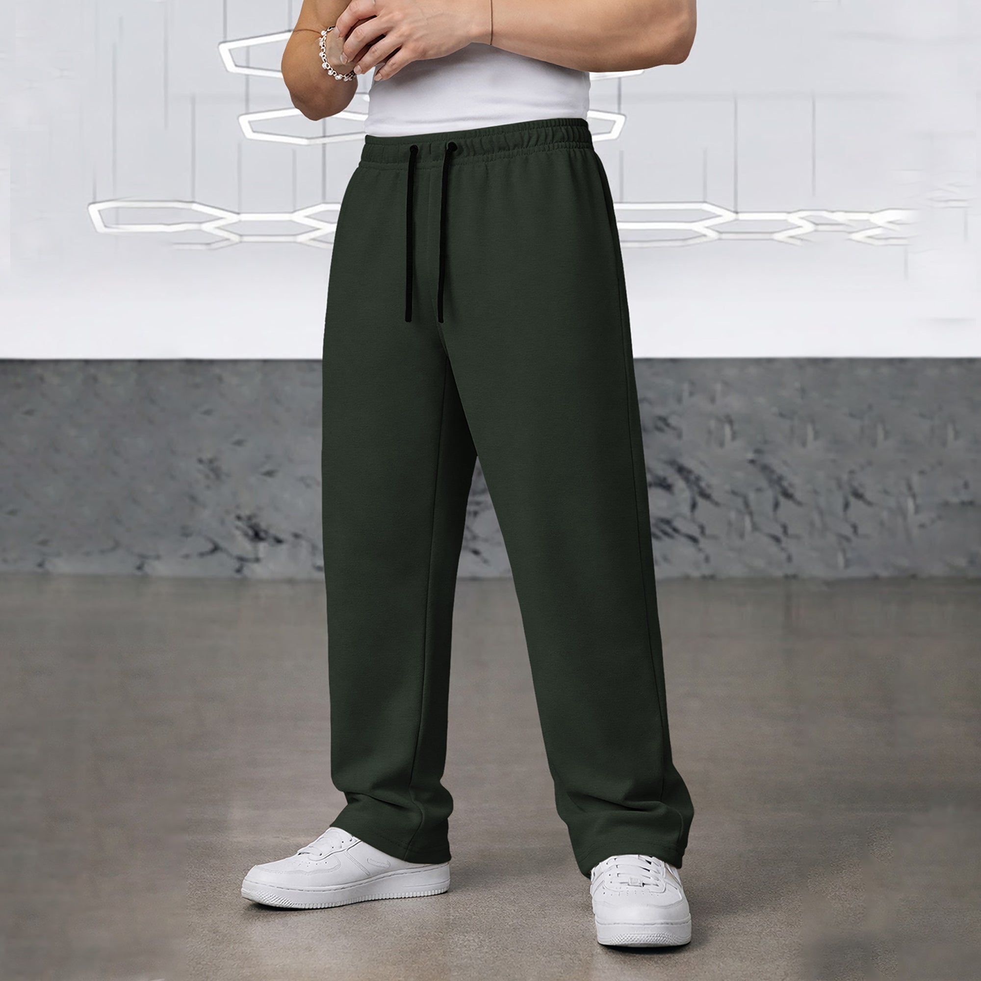 TRIPR Men Solid Loose Fit TrackPant Olivegreen