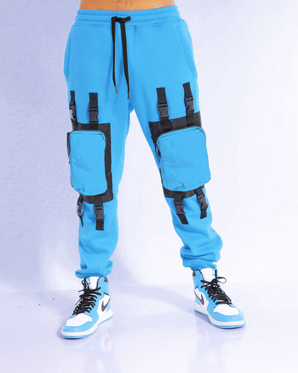 Model wearing sky blue clip buckle cargo pant with sneakers 